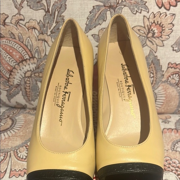 Vintage Salvatore Ferragamo cream  and Black classic pumps - Picture 3 of 9